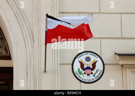 Polnische Flagge mit einem Trauer Band hing beim amerikanischen Konsulat in Poznan, Polen Stockfoto