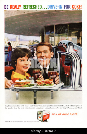 Klassische Farbe der Coca Cola Werbung mit Abbildung des Laufwerks durch Szene mit jungen Paar im amerikanischen Magazin ca. 1959 Stockfoto