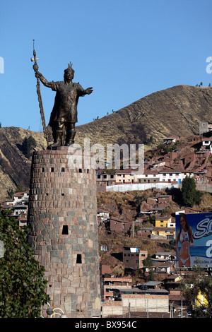 Denkmal für die Inka Pachacútec Inca Yupanqui oder Pachacutec und Vororten am Hang, Cusco, Peru Stockfoto