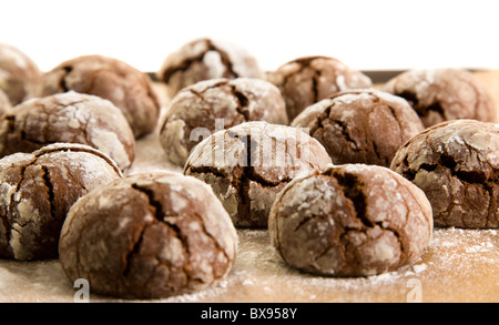 festliche Backen - Tablett voller Schokolade Kekse mit Zuckerguss Stockfoto