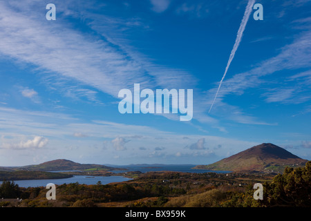 Die Aussicht auf Ballinakill Bay und der Connemara-Küste, einschließlich Tully Berg, gesehen von Diamond Hill, Connemara Stockfoto