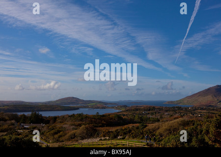 Die Aussicht auf Ballinakill Bay und der Connemara-Küste, einschließlich Tully Berg, gesehen von Diamond Hill, Connemara Stockfoto