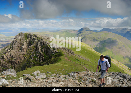 Walker auf Säule im englischen Lake District mit großen Giebel und Kirk verliebte sich in den Hintergrund Stockfoto