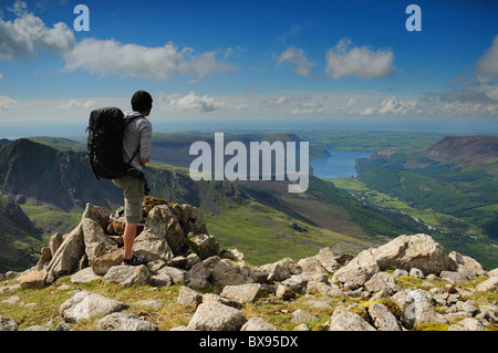 Walker auf Säule nach unten in Richtung Ennerdale im englischen Lake District Stockfoto