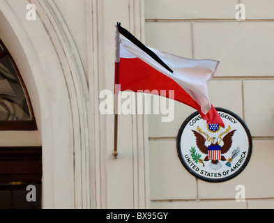 Polnische Flagge mit einem Trauer Band hing beim amerikanischen Konsulat in Poznan, Polen Stockfoto