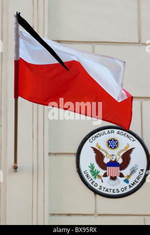 Polnische Flagge mit einem Trauer Band hing beim amerikanischen Konsulat in Poznan, Polen Stockfoto