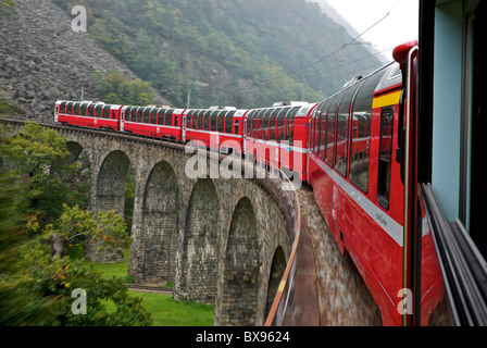 Landschaft in Bewegungsunschärfe UNESCO World Heritage Rhätische Bahn Bernina Express Zug rundet das kreisförmige Viadukt Brusio Italien Stockfoto