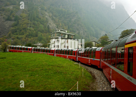 Landschaft in Bewegungsunschärfe UNESCO World Heritage Rhätische Bahn Bernina Express Zug rundet das kreisförmige Viadukt Brusio Italien Stockfoto
