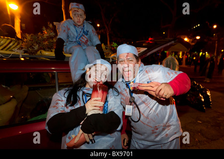 Eine Familie gekleidet als gruseligen Ärzte in der 2010 Greenwich Village Halloween Parade in New York City Stockfoto