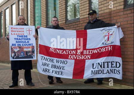 English Defence League (EDL) Fans sammeln zur Unterstützung der Anführer Tommy Robinson, auch bekannt als Stephen Lennon, außerhalb der Stockfoto