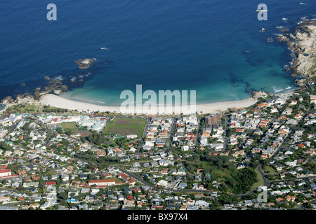 Blick über Camps Bay vom Tafelberg, Cape Town, Western Cape, Südafrika. Stockfoto