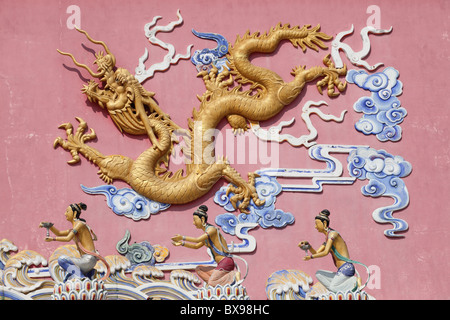 Bunte chinesische Drachen Dekoration an der Wand Stockfoto