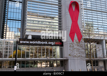 AIDS-Band auf der Welt Bank Headquarters Building, Washington, DC Stockfoto