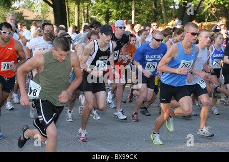 Start des Rennens. Beavercreek Popcorn Festival 5K laufen zu Fuß. Springfield, Ohio, USA. Hinweis-Bewegungsunschärfe. Stockfoto
