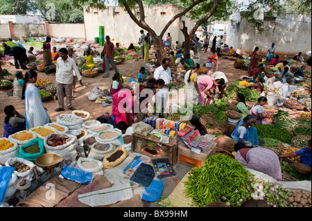 Indische Straßenmarkt mit Obst, Gemüse und getrockneten Produkten. Andhra Pradesh, Indien Stockfoto