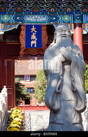 Konfuzius-Statue am Eingang des Konfuzius-Tempel. Peking, China Stockfoto