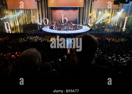 Nobel Peace Prize Concert 2010 geehrt inhaftierten chinesischen Dissidenten Liu Xiaobo, Gewinner des Friedens-Nobelpreis für das Jahr 2010. Die International im Fernsehen Show wurde in der Spektrum-Arena in der Innenstadt von Oslo, Norwegen, vor einem Publikum von mehr als 3.000 Menschen statt. Bewirtet durch Schauspieler Denzel Washington und Anne Hathaway, die Show vorgestellten eine All-Star-Lineup von internationalen Künstlern, darunter Herbie Hancock, India Arie, Florenz + Maschine, Colbie Caillat, Robyn, Jamiroquai, A.R. Rahman, Sivert Høyem, sowie Barry Manilow, gesehen hier Darstellende seinem 1970er Jahre Pop-hit "Copacabana." (Foto: Scott London Stockfoto