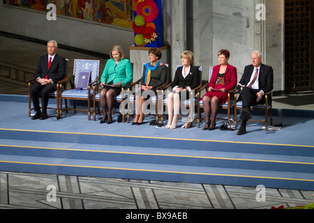 Inhaftierten chinesischen Dissidenten Liu Xiaobo erhielt den Friedensnobelpreis in Abwesenheit am 10. Dezember 2010, in einer feierlichen Zeremonie in Oslo City Hall. Liu Xiaobo wurde von einem leeren Stuhl bei der Veranstaltung vertreten. Auf dem Stuhl stellte den Friedens-Nobelpreis-Diplom und Medaille. Saßen auf der Estrade der fünf Mitglieder des norwegischen Nobelkomitees. (Foto: Scott London) Stockfoto