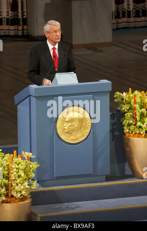 Chinesischen Dissidenten Liu Xiaobo erhielt den Friedensnobelpreis in Abwesenheit am 10. Dezember 2010, in einer feierlichen Zeremonie in Oslo City Hall. Thorbjørn Jagland, Vorsitzender des norwegischen Nobelkomitees eröffnete die Zeremonie von Musik und Lesungen mit einer Laudatio, die erklären, warum die Auszeichnung "notwendig und angebracht," war trotz heftigen Reaktionen von der chinesischen Regierung. (Foto: Scott London) Stockfoto