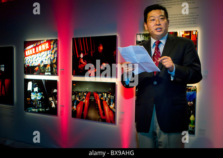 Yang Jianli, einem chinesischen pro-Demokratie-Aktivisten und langjähriger Freund von 2010 Nobel Friedenspreis Friedensnobelpreisträger Liu Xiaobo, sprach bei der Eröffnung einer Ausstellung über die Preisträger mit dem Titel "Ich habe keine Feinde" an Nobel Peace Center in Oslo, Norwegen, am 11. Dezember 2010. Dr. Yang ist derzeit als Fellow an der Harvard University und der Gründer und Präsident von Initiativen für China, eine Organisation mit Sitz in Boston, Förderung der friedlichen demokratischen Wandel in China gewidmet. Er diente als persönlicher Vertreter des Liu Xia, die Nobel-Preisträger Frau, bei der Zeremonie in Oslo. (Foto: Scott London) Stockfoto