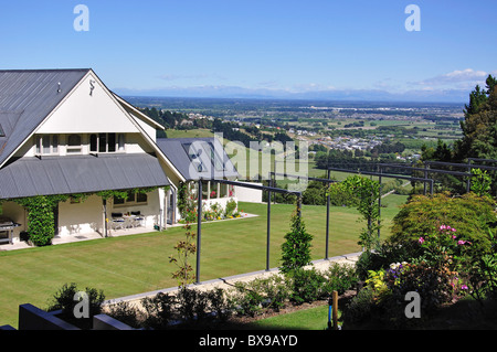 Haus und Garten mit Blick auf die Canterbury Plains, Cashmere Hills, Christchurch, Canterbury, Südinsel, Neuseeland Stockfoto