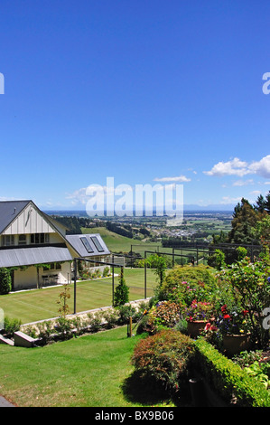 Haus und Garten mit Blick auf die Canterbury Plains, Cashmere Hills, Christchurch, Canterbury, Südinsel, Neuseeland Stockfoto