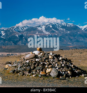 Oboo - rituellen Ort der altaischen Menschen. Der Tschuja-Steppe. Das Altai-Gebirge, Sibirien, Russland Stockfoto