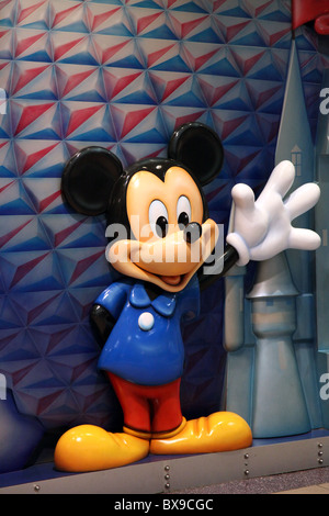 Mickey-Mouse "Wellenlinien" ich--Orlando International Airport, Epcot, Walt Disney-Logo, Burg, Reliefskulptur begrüßt Besucher am MCO. Stockfoto