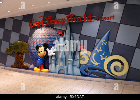 Mickey-Mouse "Wellenlinien" ich--Orlando International Airport, Epcot, Walt Disney-Logo, Burg, Reliefskulptur begrüßt Besucher am MCO. Stockfoto