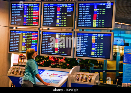 Flachbildschirm Röhrenmonitore für Abflug-und Ankunftszeiten am neuen modernen Changi Airport in Singapur Südostasien Stockfoto