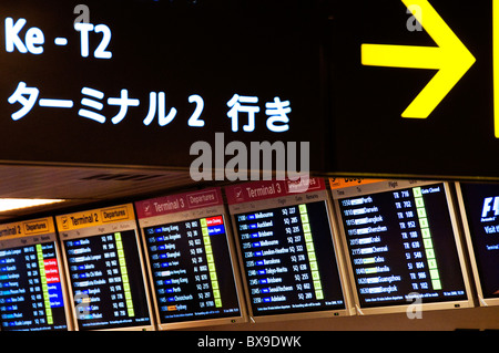 Richtung Zeichen im Inneren des neuen modernen Changi Flughafen-terminal in Südostasien in Singapur Stockfoto