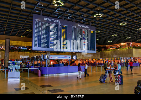 CRT-Monitore für Abflug-und Ankunftszeiten am neuen modernen Flughafen in Singapur Südost-Asien Stockfoto