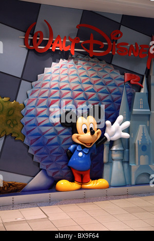 Mickey-Mouse "Wellenlinien" ich--Orlando International Airport, Epcot, Walt Disney-Logo, Burg, Reliefskulptur begrüßt Besucher am MCO. Stockfoto