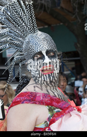 Ein Mann in einem unverschämten selbst gebastelten Kostüm auf der 2010 Greenwich Village Halloween Parade in New York City Stockfoto