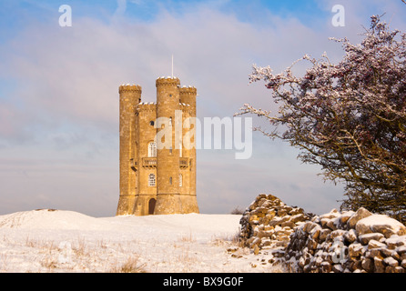 Broadway Tower im Winter Schnee. in den Cotswolds, Gloucestershire. Großbritannien Stockfoto