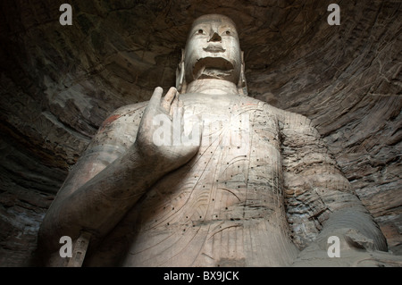 Riesige Buddha-Statue geschnitzt in den alten Yungang Grotten, Datong, Shanxi, China. Stockfoto