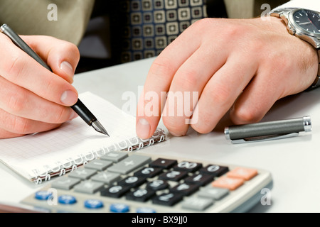 Bild von Schreibgerät in männlichen Hände auf einen Arbeitsplatz Stockfoto