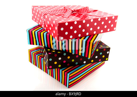 Bunte Stapel mit Geschenken mit Streifen und Berührung Stockfoto
