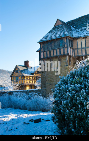 Mittelalterliche Stokesay Castle im Winterschnee und Frost, Shropshire, UK Stockfoto