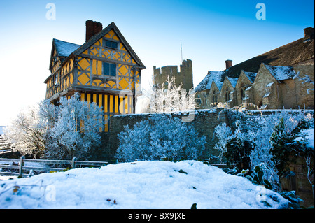 Mittelalterliche Stokesay Castle im Winterschnee und Frost, Shropshire, UK Stockfoto