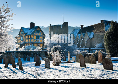 Mittelalterliche Stokesay Castle im Winterschnee und Frost, Shropshire, UK Stockfoto