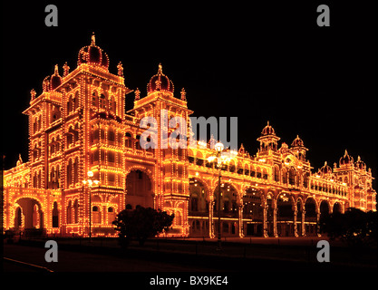 Karnataka, Mysore, Maharaja Palast in der Nacht Stockfoto