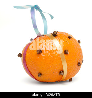 Weihnachten Pomander Orange mit Nelken, isoliert auf weiss besetzt. Stockfoto