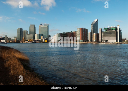 Ein Lastkahn gezogen auf der Themse in der Nähe von Canary Wharf Docklands East London UK Stockfoto