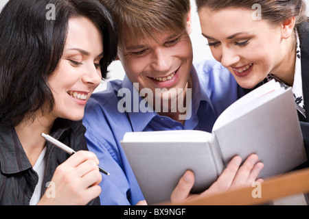 Porträt von drei Geschäftsleute, die am notebook Stockfoto