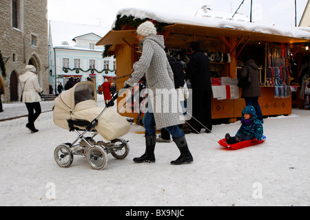 Mutter ihr Kind mit dem Hammer am Raekoja plats(square) ziehen. Weihnachten in Tallin, Estland Stockfoto