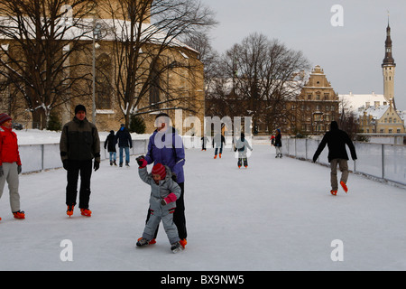 Eislaufen in der Altstadt von Tallin. Weihnachten in Tallin, Estland Stockfoto