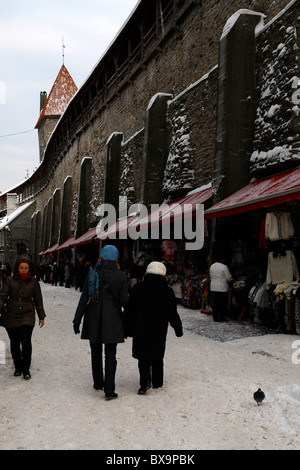 Flohmarkt in der Altstadt von Tallin. Weihnachten in Tallin, Estland Stockfoto