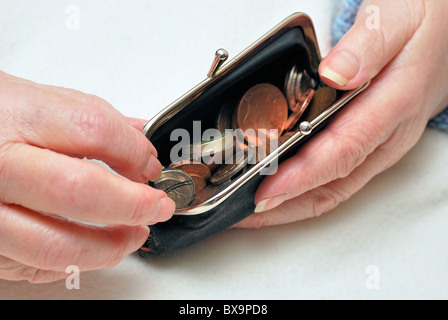 Rentner halten öffnet Beutel mit Münzen Änderung innen England uk Stockfoto