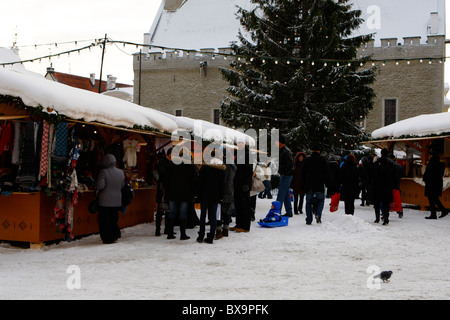 Flohmarkt in Raekoja plats(square) in der Altstadt. Weihnachten in Tallin, Estland Stockfoto